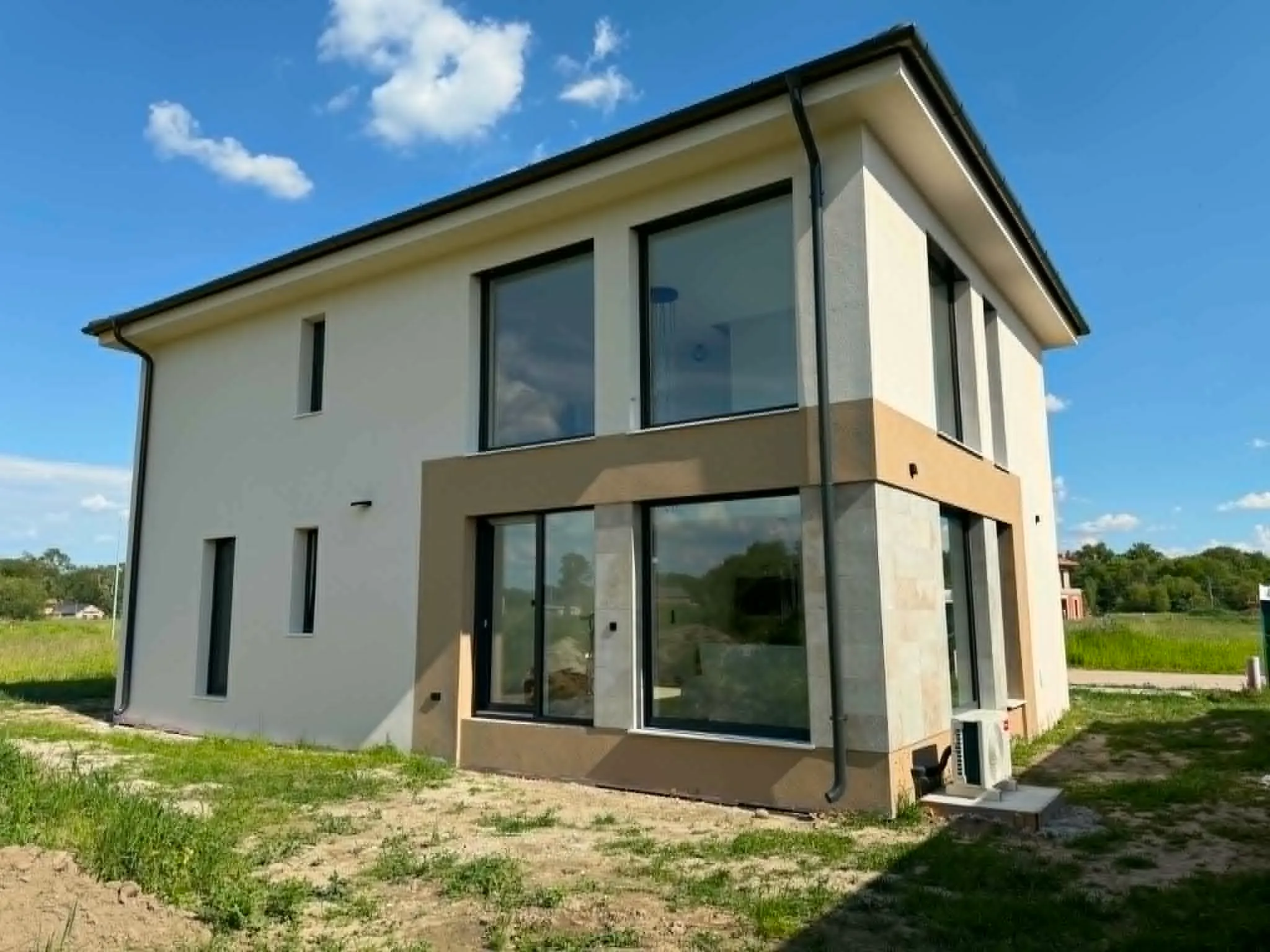A máriakálnoki emeletes családi ház nagy üvegfelületű homlokzata